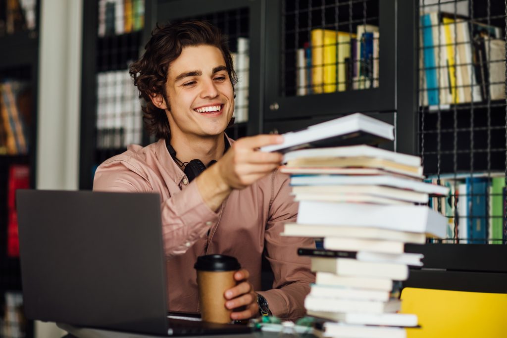 Jovem feliz em seu momento de estudo.