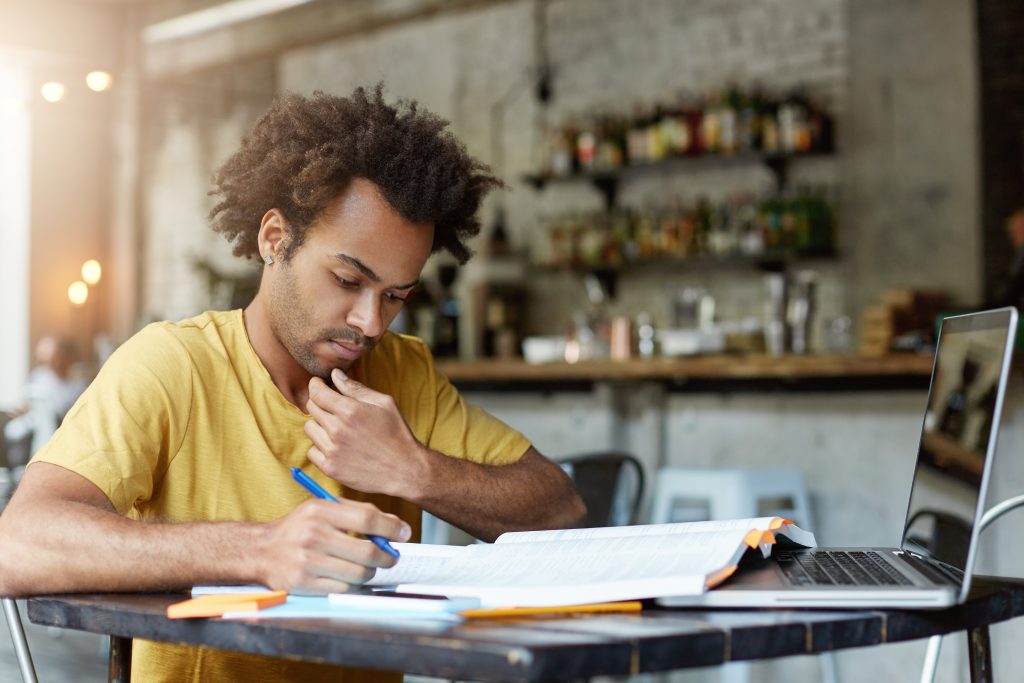 Jovem atento em seus estudos.