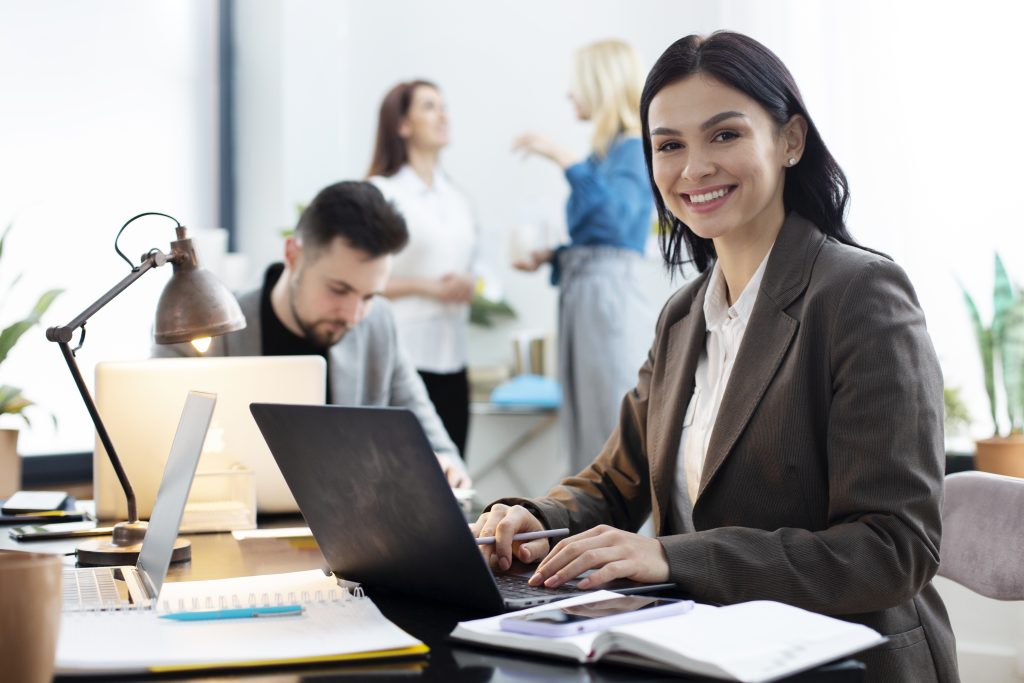 Profissional sorrindo, realizada em seu trabalho